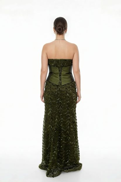 فستان سهرة كبير الحجم بلون الكاكي مزين بالترتر بتصميم الكورسيه